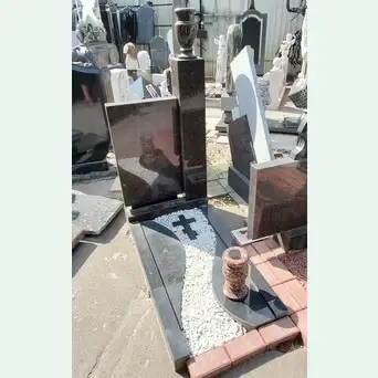 Памятник невысокий с круглой вазой на высокой тумбе и цветником с резным крестом