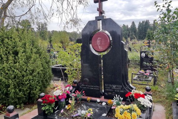 Высокий мемориальный комплекс из двух плит